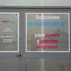 Vinilos publicitarios en Sevilla para escaparates con información de contacto.